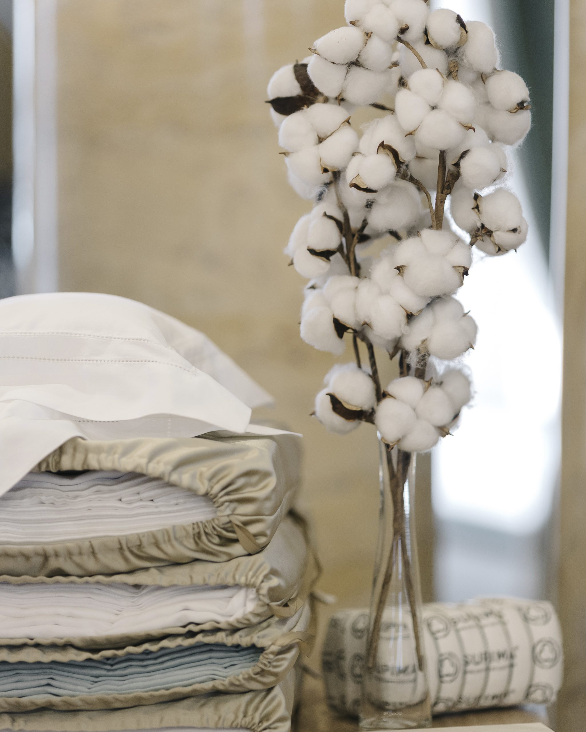 Эколог среди хлопков